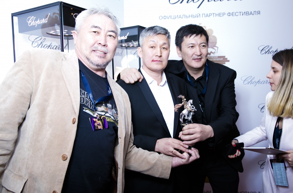 церемония закрытия 40-го Московского Международного кинофестиваля, съемочная группа фильма Царь-птица с Гран-При