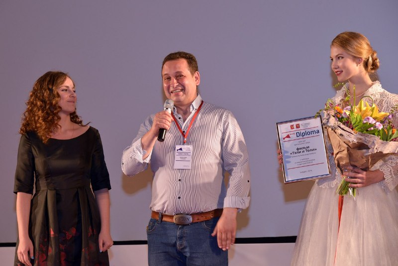 7-й фестиваль молодого европейского кино VOICES, церемония закрытие, режиссер Александр Амиров получает главный приз