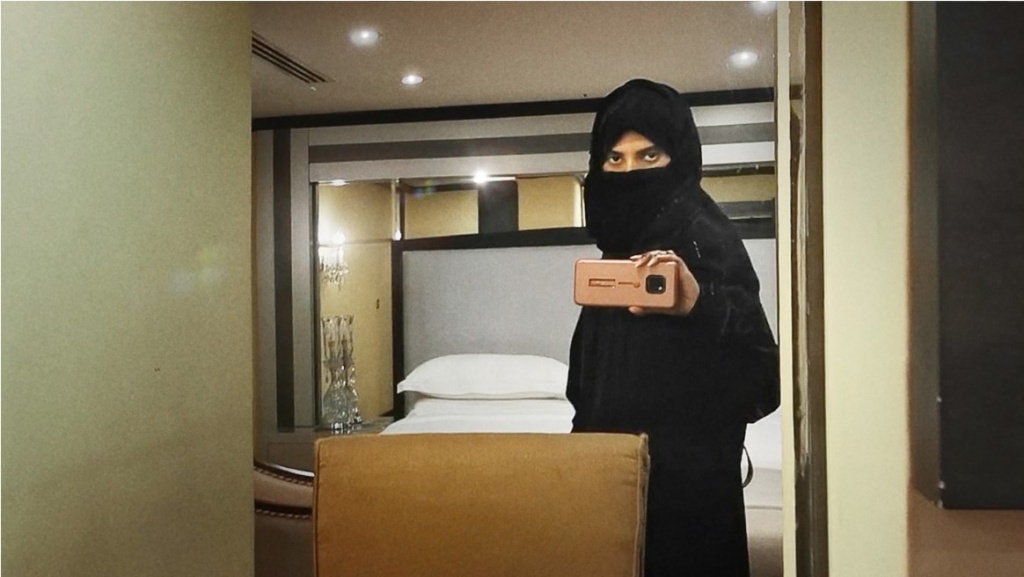 кадр из фильма Saudi Runaway, реж. Сюзанна Регина Морес