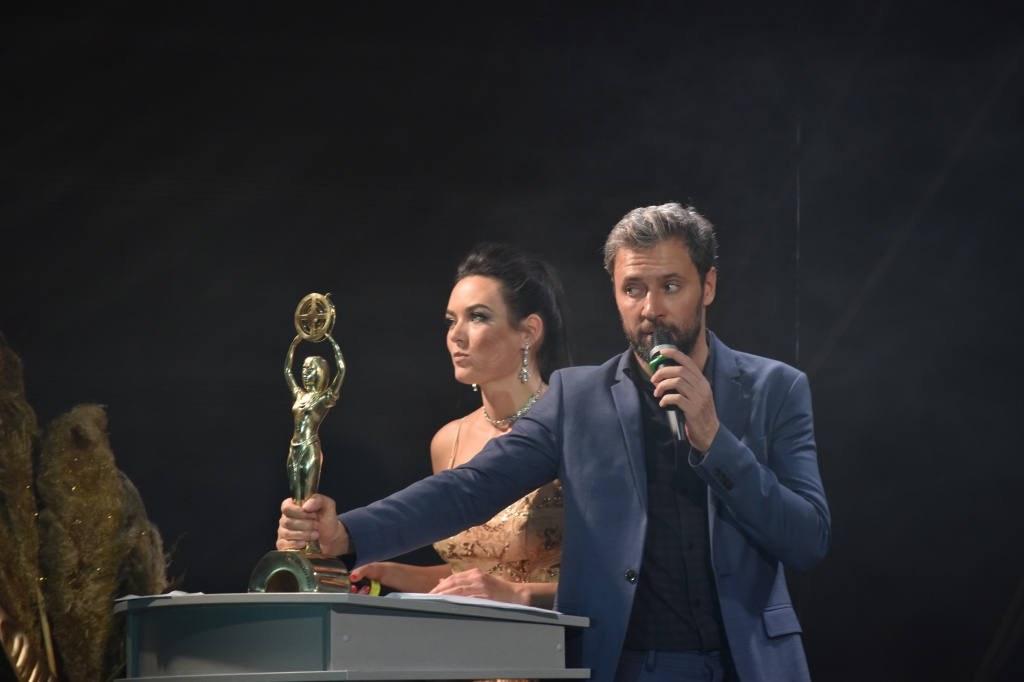 III Сочинский кинофестиваль, Главная награда SIFFA_статуэтка Ириды и ведущие церемонии Виктория Джордж-Виль и Максим Колосов