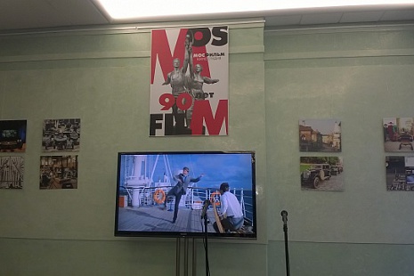 Выставка в Государственной Думе РФ - В зале установлены мониторы, на которых демонстрируются фрагменты из кинокартин "Мосфильма"