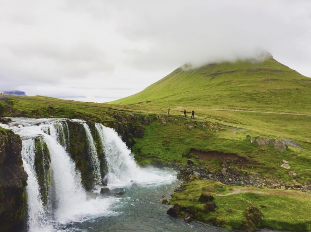 гора Киркьюфетль в Исландии (летом)