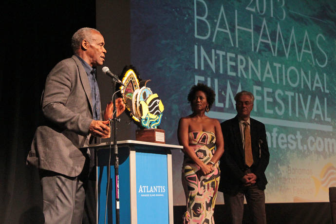 Дэнни Гловер получает приз на 10-м Багамском кинофестивале