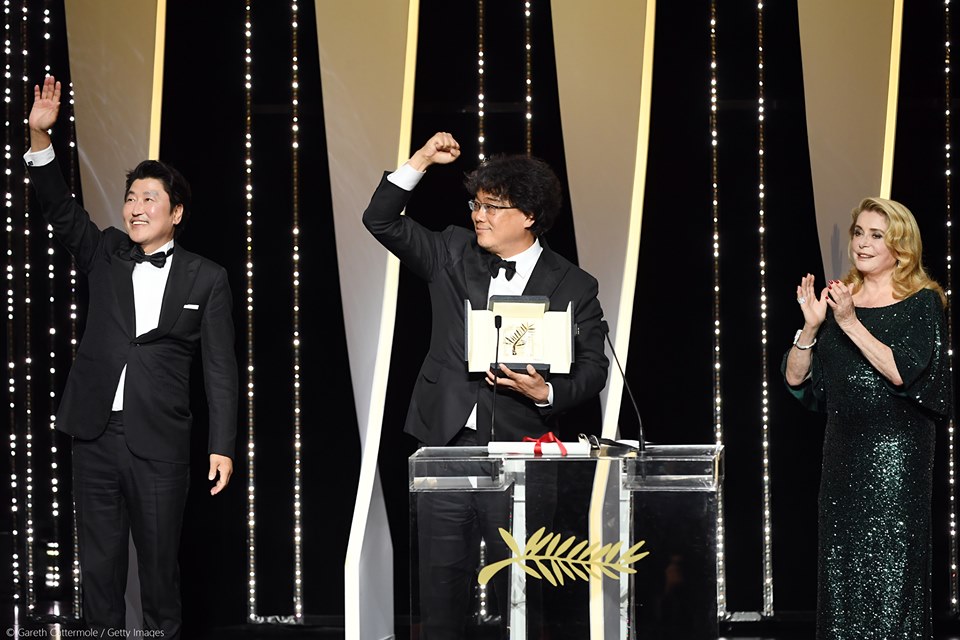 Церемония закрытия 72 Каннского кинофестиваля, режиссер Пон Джун Хо ("Паразиты") - Золотая пальмовая ветвь