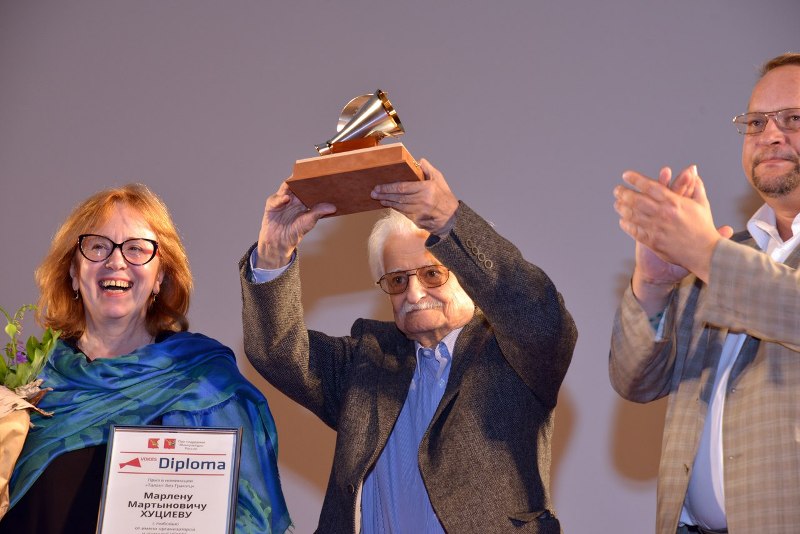 7-й фестиваль молодого европейского кино VOICES, церемония закрытие, режиссер Марлен Хуциев получает приз Талант без границ