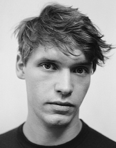   (Billy Howle)