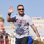 Том Харди представил в Москве фильм «Веном» и прогулялся по парку «Зарядье» 